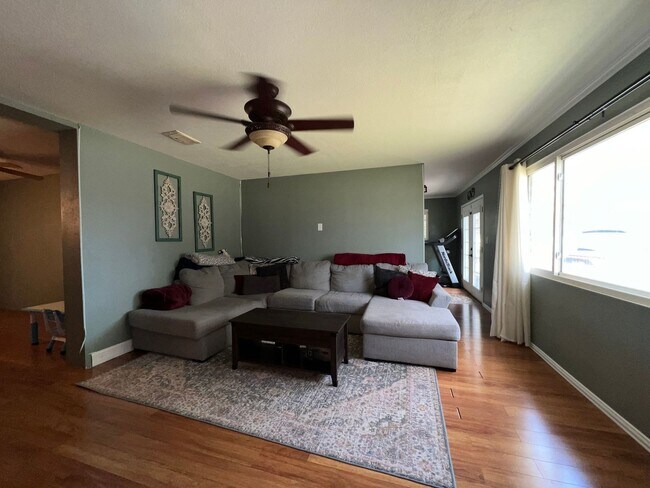 Building Photo - Fully Furnished, All Utilities Paid, 4 Bed...