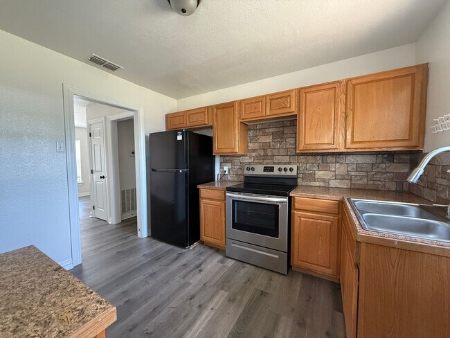 Foto del edificio - 2 bed 1 bath with fenced in backyard