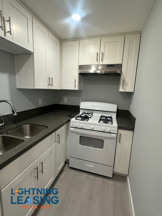 Building Photo - 5863 1/2 S West Blvd-5863 1/2D