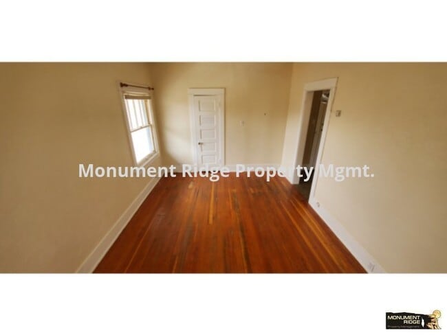 Building Photo - Available Now!  Cute one bedroom apartment...