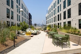 Building Photo - Avenue 34