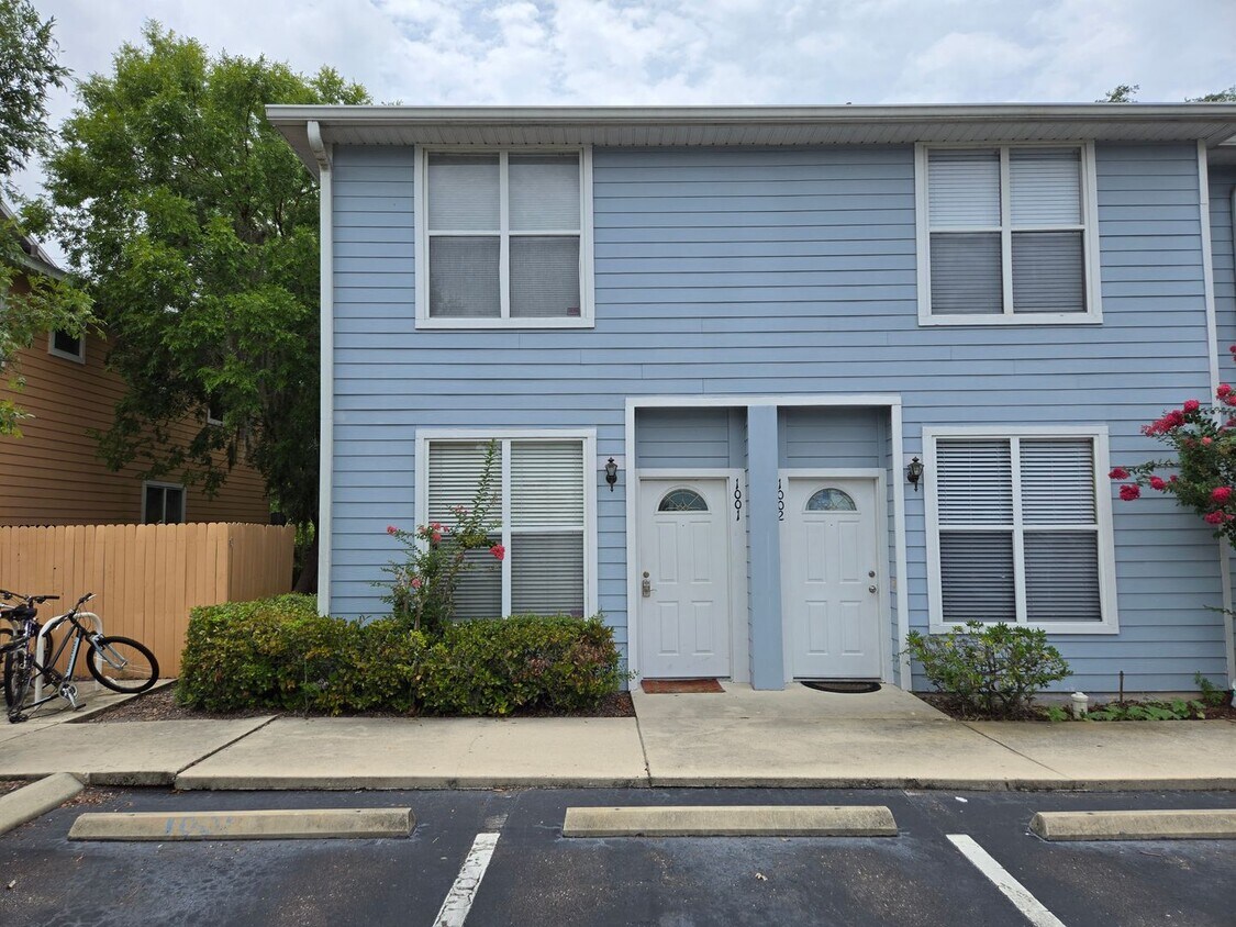 Primary Photo - Beautiful 2BR/2BA townhome in a great loca...