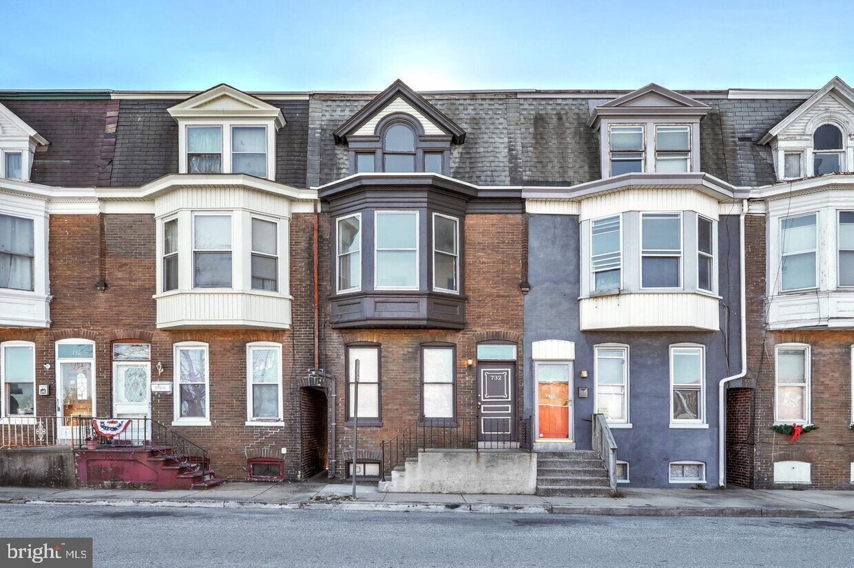 Primary Photo - 732 York St
