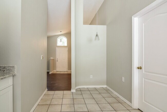 Building Photo - 411 Sonoma Dr