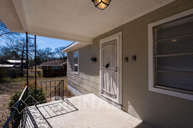 Foto del edificio - 2408 Fairfax Ave