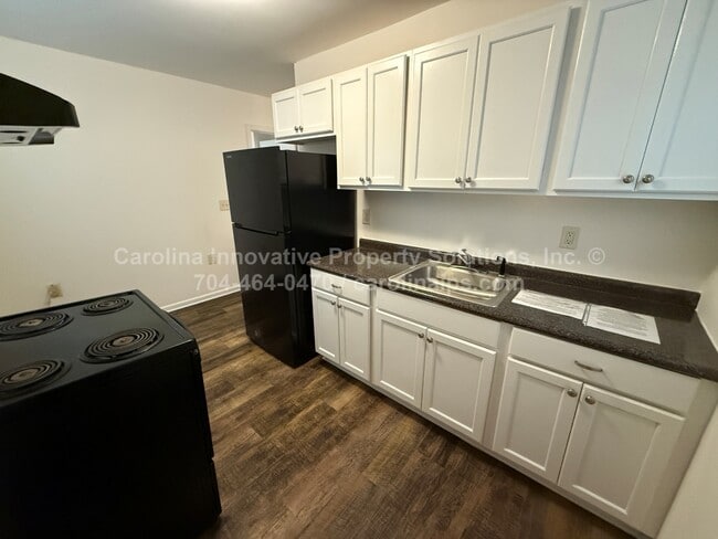 Building Photo - 1800 Newland Rd