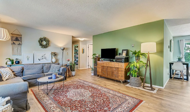 Building Photo - Charming 3 Bed/1 Bath Unit in SE Bend - Fu...