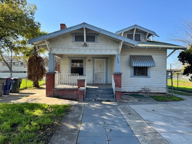 Foto del edificio - 4 Bedroom Home in Downtown Fresno