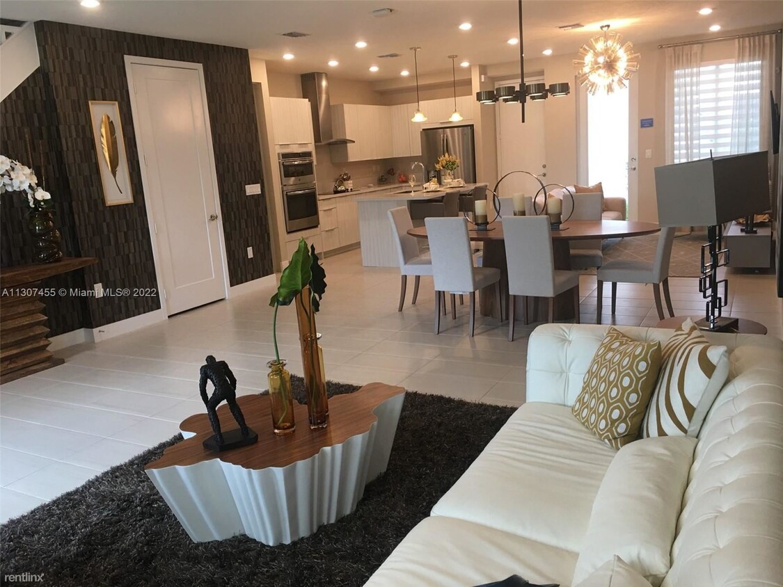 Foto principal - 3 br, 2.5 bath Townhome - Landmark At Doral