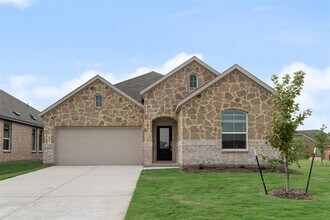 Building Photo - 900 Raintree Rd