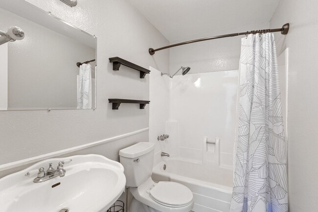 Building Photo - Comfortable 3 Bed 1.5 Bath Pet-Friendly Ho...