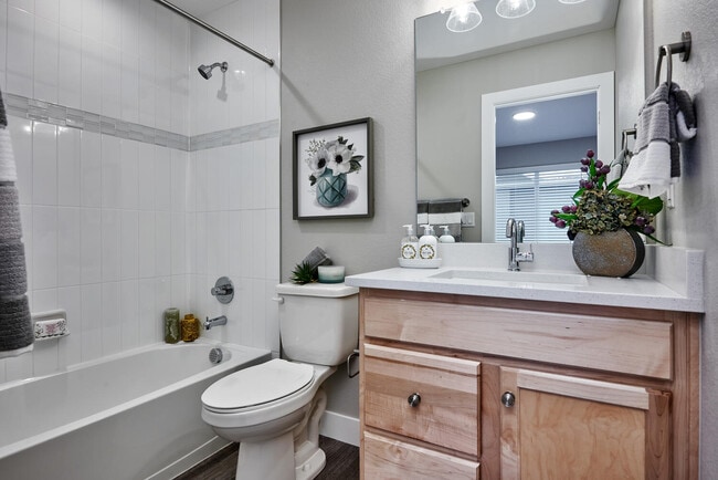 Building Photo - Creekline Townhomes