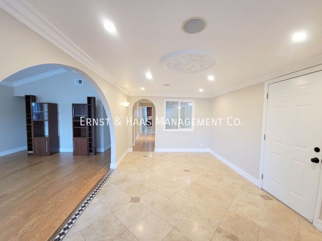 Foto del edificio - Beautiful 4 Bedroom 2 Bath Home with Firep...