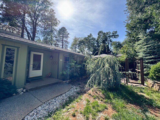 Foto del edificio - 4-bed 3-bath home in Nevada City!