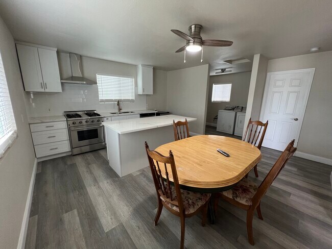 Foto del edificio - 156 W Herndon Ave