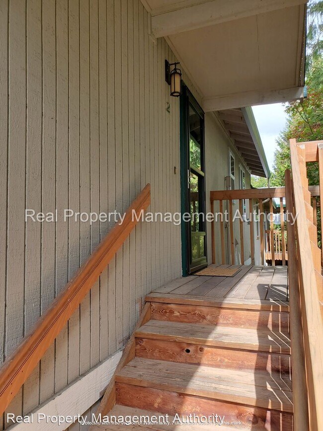 Building Photo - 2 br, 1 bath House - 1500 NE 72nd. St. #2