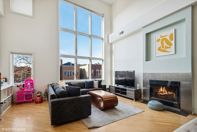Building Photo - 1111 N Paulina St