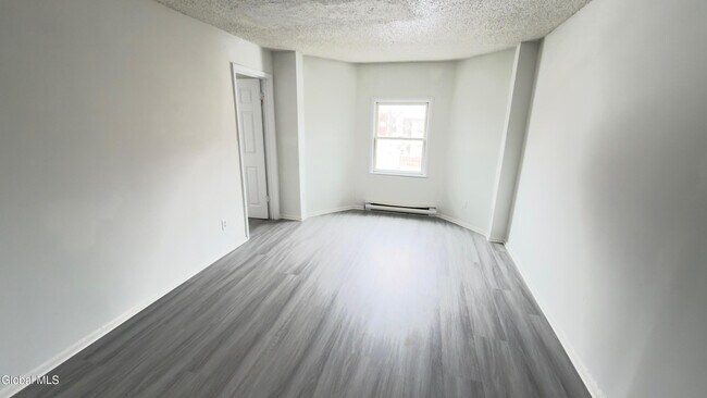 Foto del edificio - 3132 6th Ave