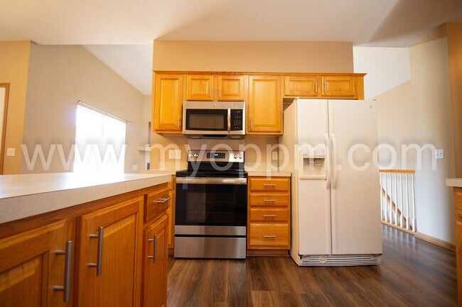 Foto del edificio - spacious 4-bedroom, 3-bathroom