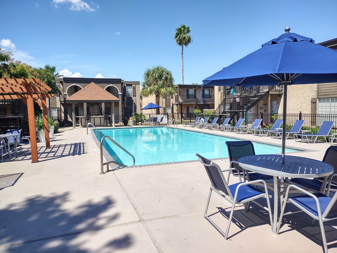 Jr. Olympic la piscina de gran tamaño con Palapa Bar - The Veranda Apartments