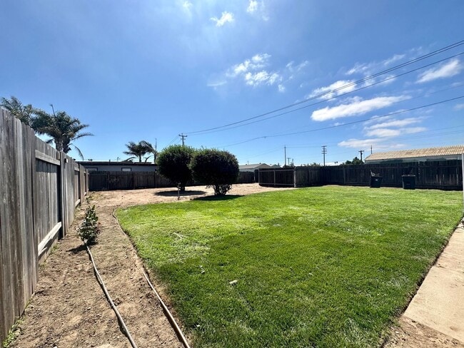 Foto del edificio - 2 Bed 1 Bath, Large Backyard!