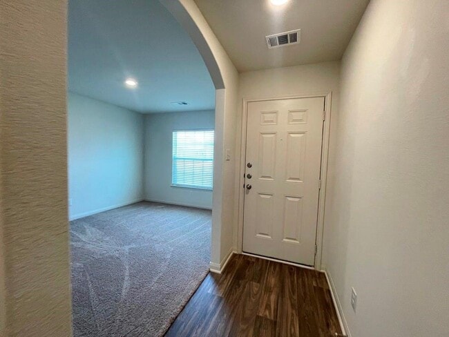 Building Photo - 305 Cres Park Dr