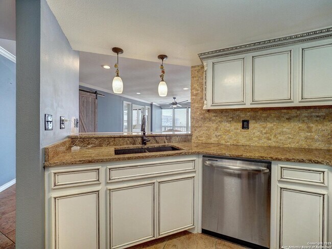 Foto del edificio - 15002 Windward Dr