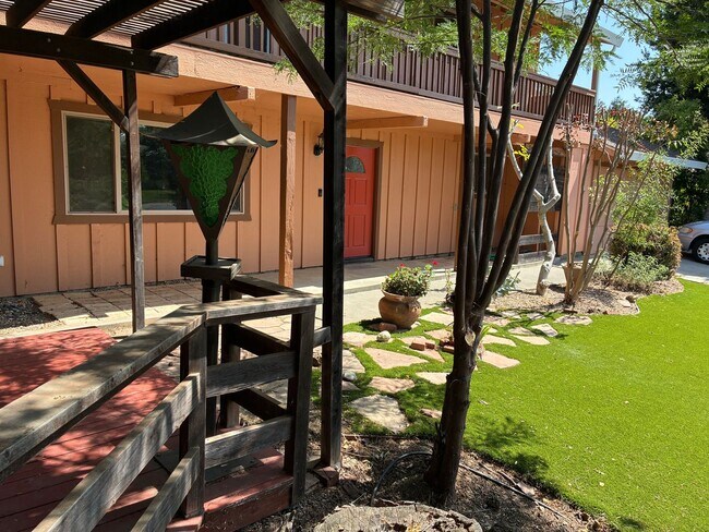 Foto del edificio - Beautiful West Davis home available in June
