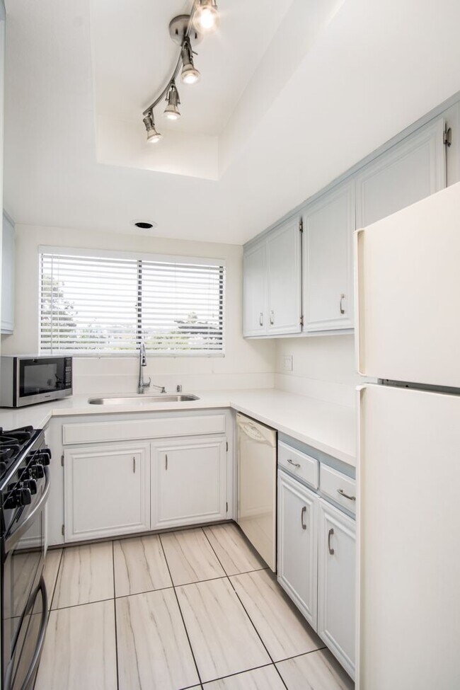 Foto del edificio - Newly renovated very bright 2 bed condo...