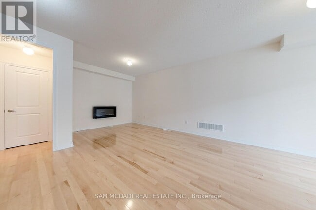 Building Photo - 10 Haymarket Dr