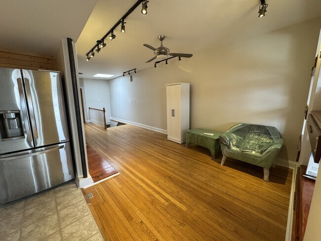 Foto del edificio - 5816 W Higgins Ave