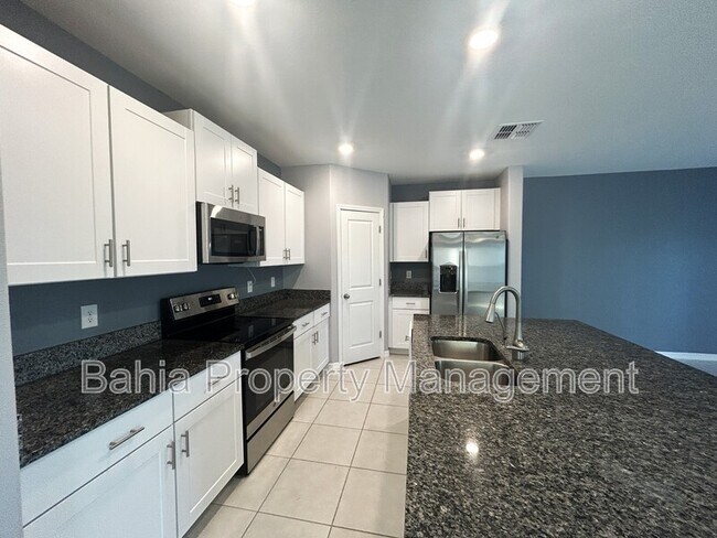 Building Photo - 582 Royal Empress Dr