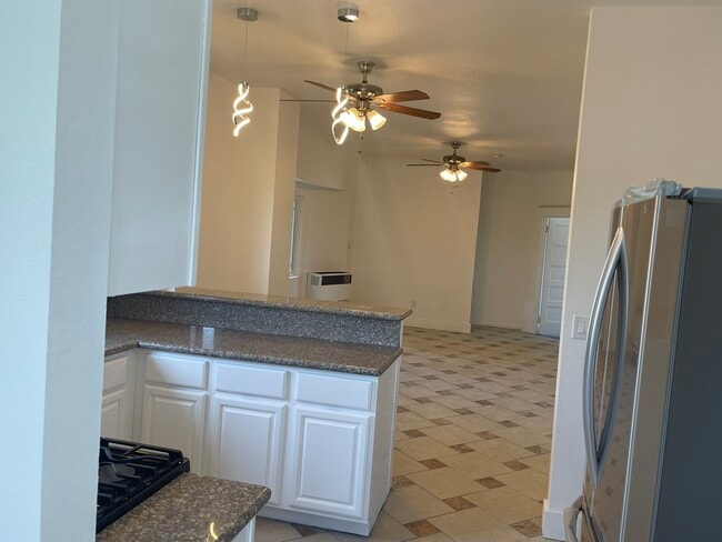 Vista del comedor - 704 S Soto St