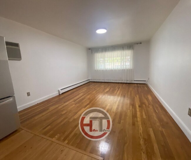 Building Photo - 1855 Williamsbridge Rd