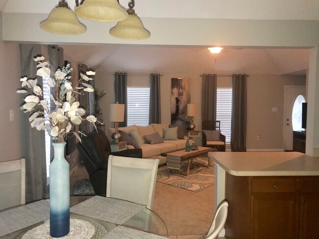Fully furnished den and breakfast room - 36 Hollycrest Blvd