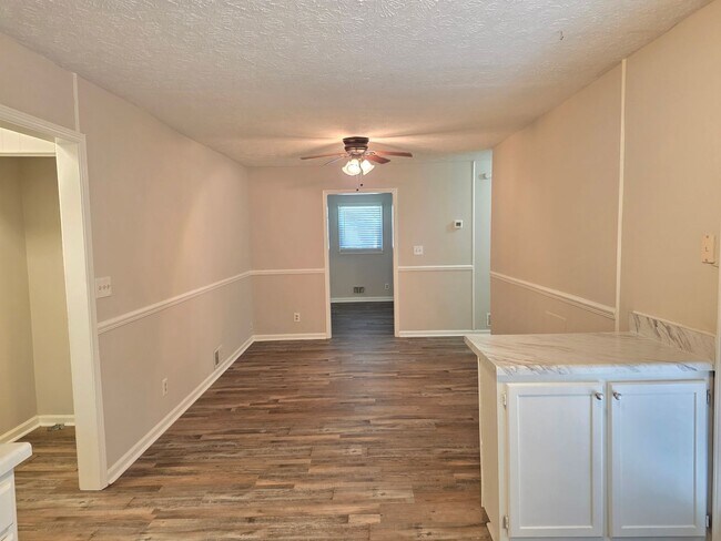 Building Photo - Updated 3bed 2 bath home located in Marietta