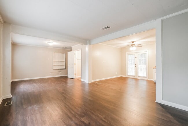 Building Photo - 1165 Wisteria Dr SW