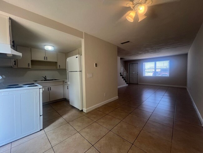 Building Photo - Renovated Beautiful 2 Bed 1.5 Bath Townhom...