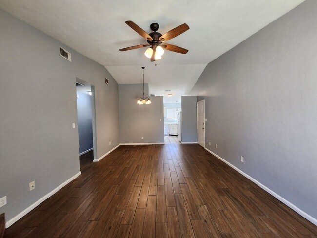 Foto del edificio - 3 bedroom for rent in NE Tallahassee, wood floors, Privacy Fenced yard, available early March 202...
