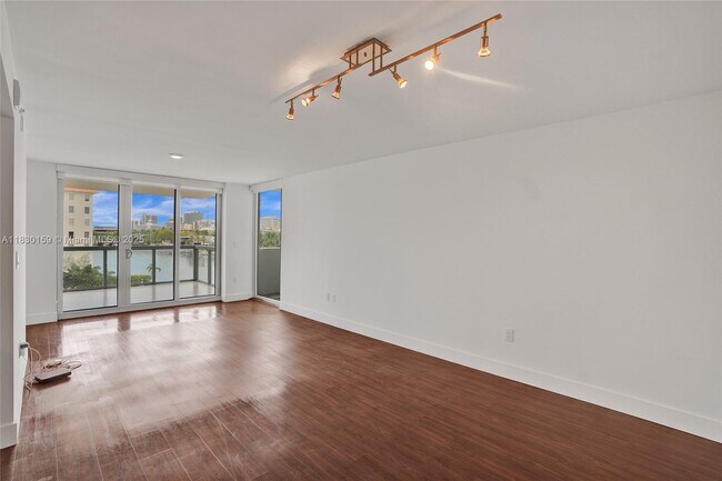 Foto del edificio - 9261 E Bay Harbor Dr