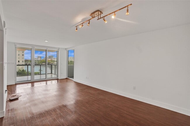 Building Photo - 9261 E Bay Harbor Dr