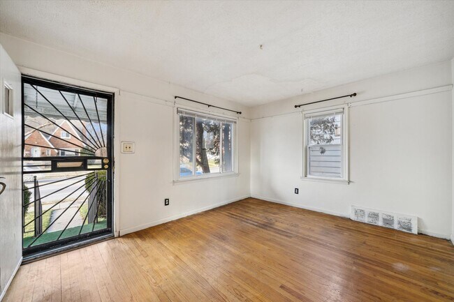 Building Photo - $1200 3 bedroom bungalow - REDUCED MOVE IN...