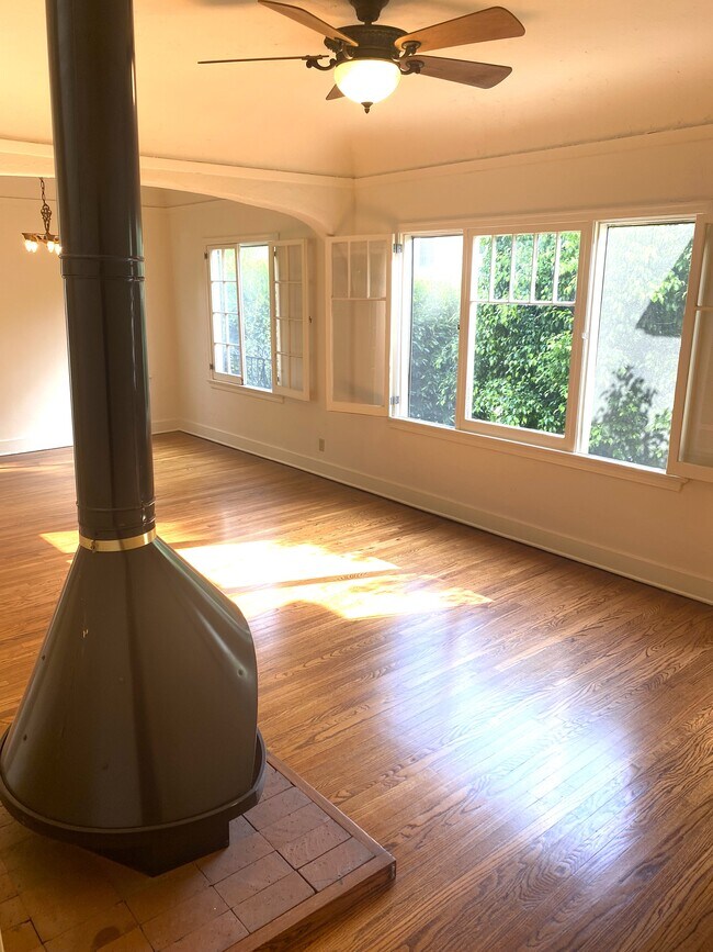 Foto del edificio - 2155 Beachwood Ter