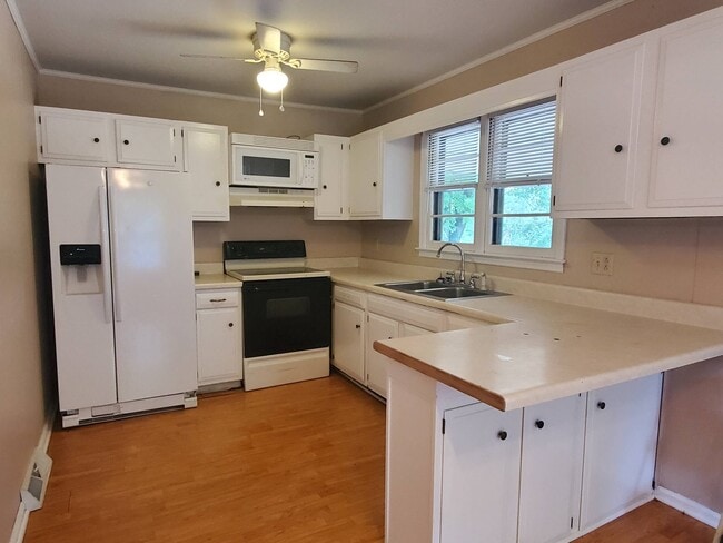 Building Photo - 255 Sunset Ln