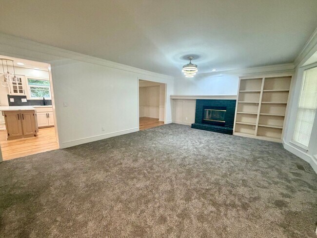 Foto del edificio - {14776} Fully Remodeled Two Story + Finished Basement + Fenced Yard