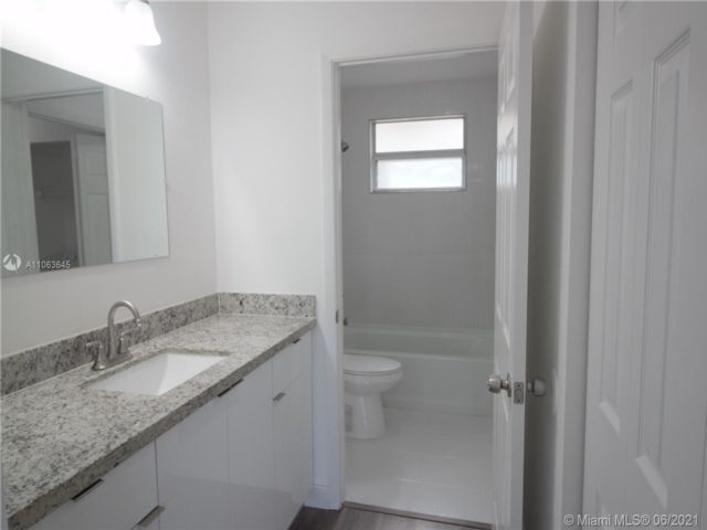 Building Photo - 555 SW 113th Way