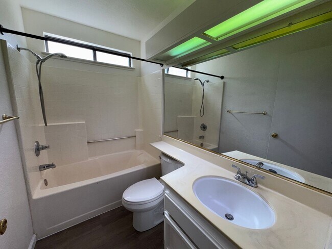 Foto del edificio - Three Bed, Two Bath Home with a Two Car Garage