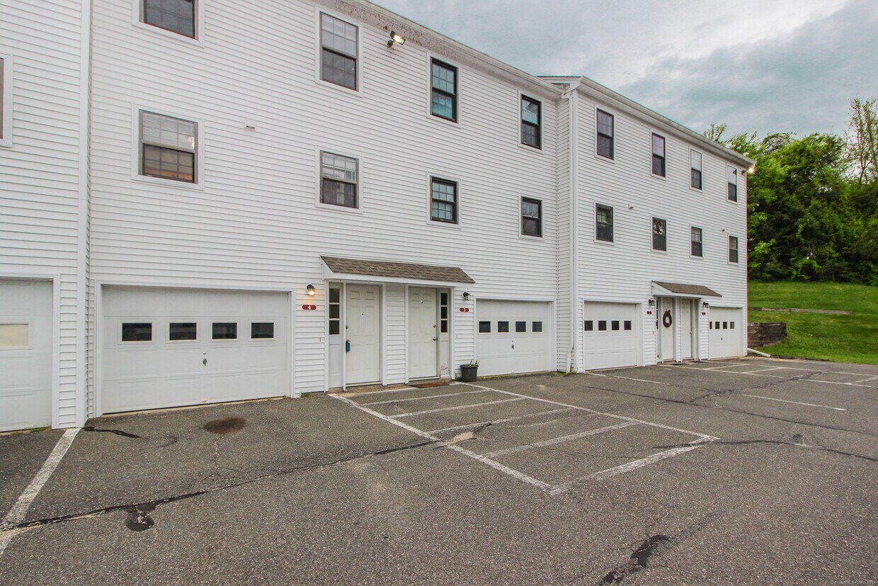 4 Aspetuck Vlg Unit 4, New Milford, CT 06776 Condo for Rent in New Milford, CT