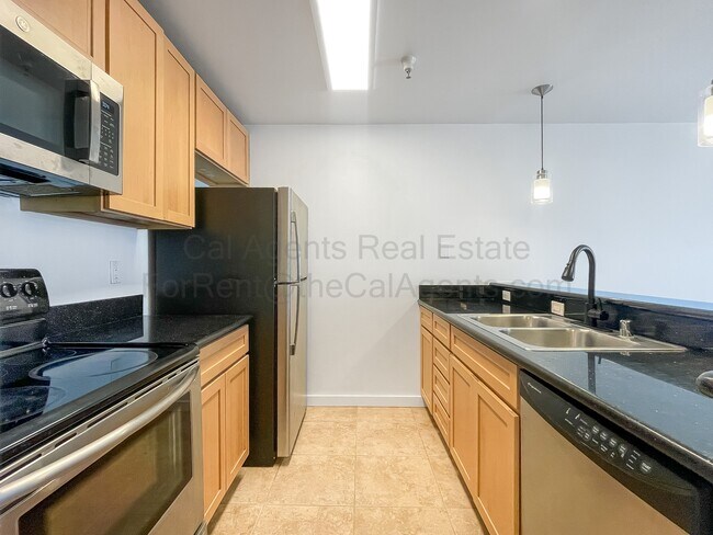 Foto del edificio - 6400 Christie Ave