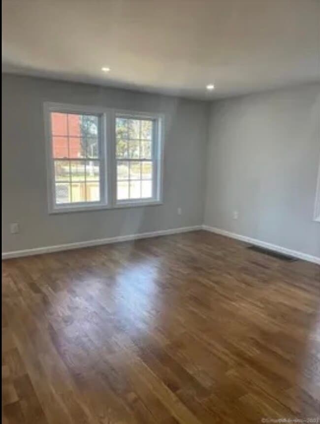 Building Photo - 562 Norman St